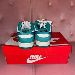 Dunks Low SE ‘85’ - Green and Blue